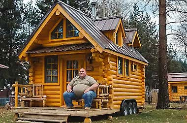 This man lives in a 290 sq. ft. super tiny house - See Inside!