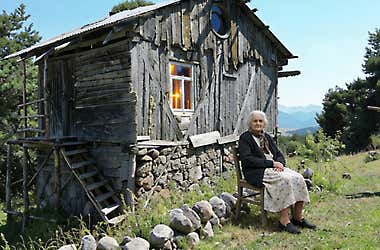 She renovated a 200 sq ft shed into dream home, the inside is unreal