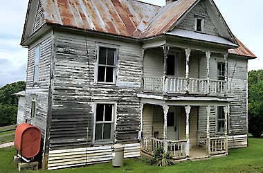 Man Opens Door to His $1 House—Neighbors Lose Words at the Interior