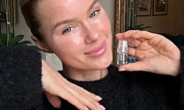 At Home Lip Plumping Device Stuns Local Hairdresser