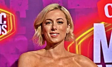 Iliza Shlesinger, 43, Shows Off Her Perfect Figure In New Photos