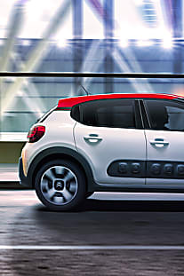 Scopri C3, berlina compatta Citroën dallo stile innovativo con un'ampia possibilità di personalizzazione, allestimenti unici e tecnologie di guida utili! Citroën C3 con Navigazione connessa. As unique as you are