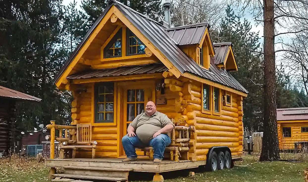 This man lives in a 290 sq. ft. super tiny house - See Inside!