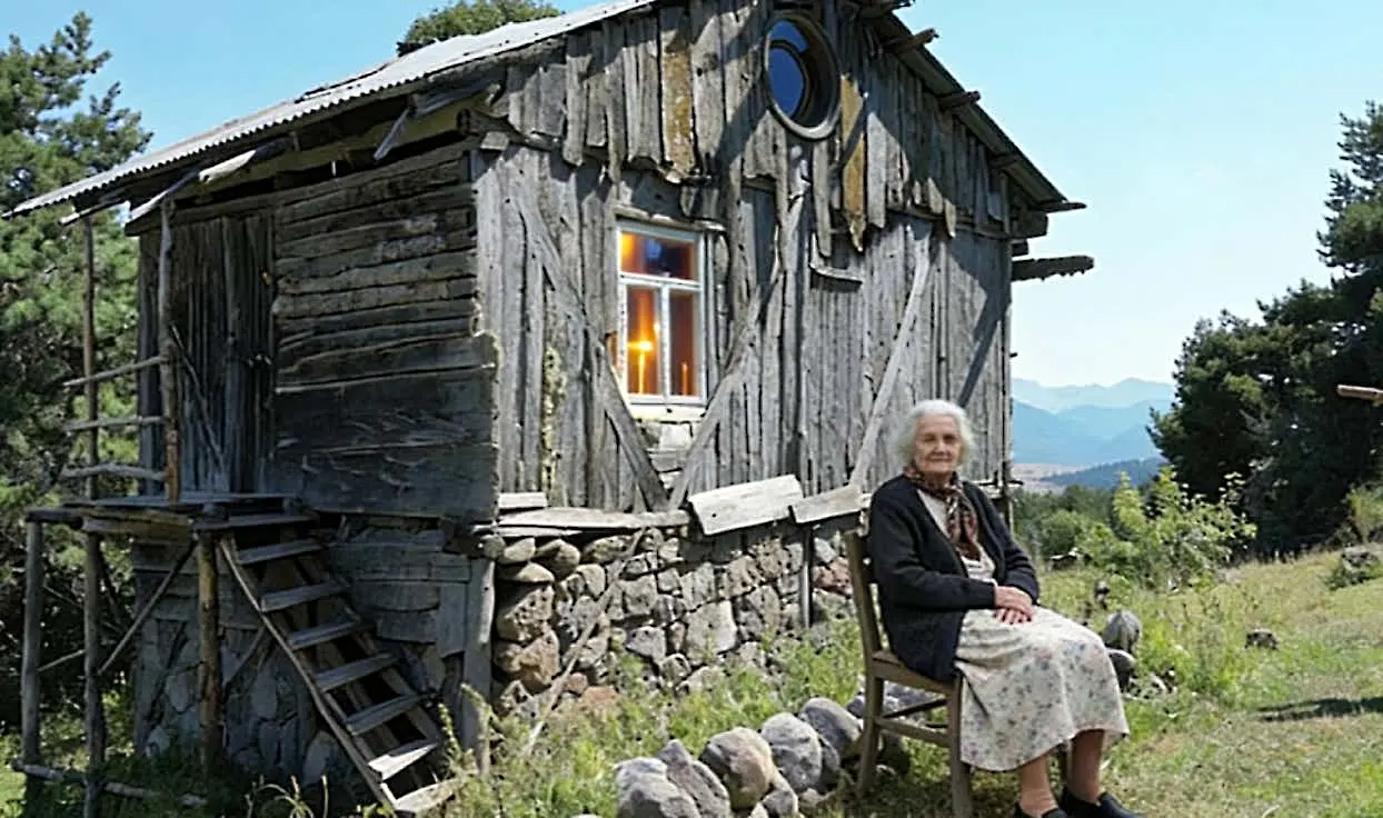 She renovated a 200 sq ft shed into dream home, the inside is unreal