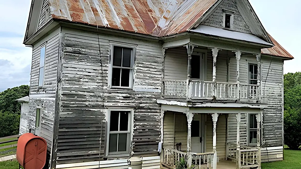 Man Opens Door to His $1 House—Neighbors Lose Words at the Interior