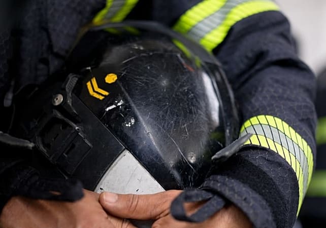 Conmoción en Portugal: 11 bomberos acusados de violar a una compañera en una "novatada" en Fundão