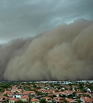 Massive dust storm engulfs Phoenix, followed by monsoon, grounding hundreds of flights