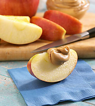 Comer maçã à noite ajuda a dormir? Entenda o efeito da fruta no sono